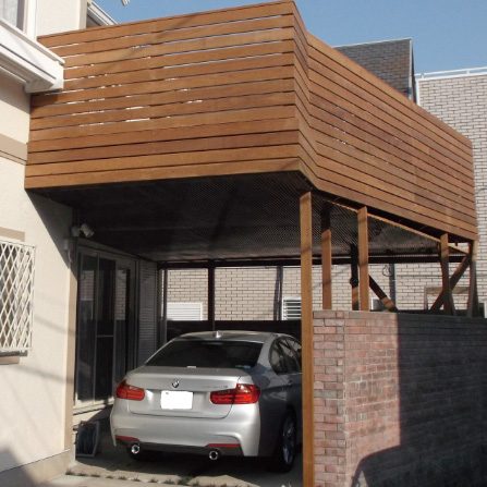 ハイデッキの下に駐車スペースを確保樹液たれ防止屋根を設置しております。